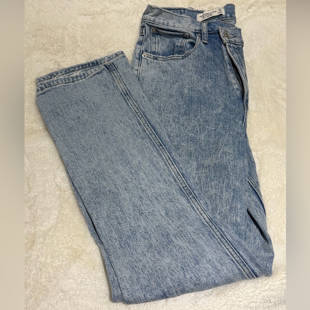 Abercrombie & Fitch women’s straight jean- front cross over